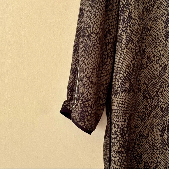 Dynamite| Chic Modern Snakeskin Print V-Neck 3/4 Zipper Sleeve Tunic Top Sz‎ XS - Picture 3 of 5